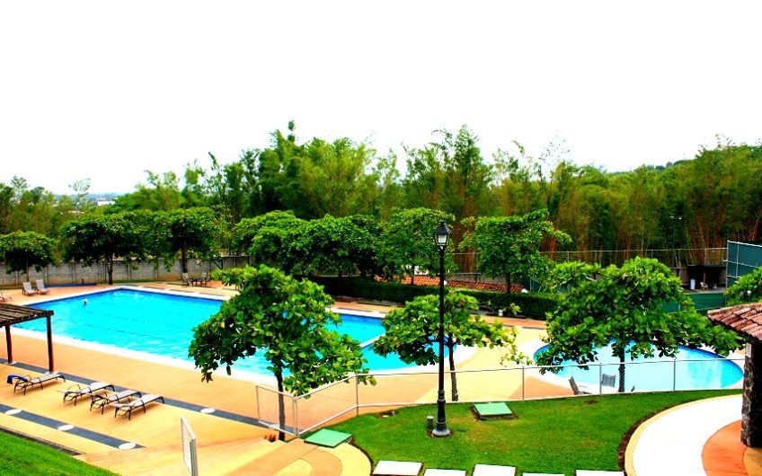 Villa Real Santa Ana! Condo de Un Nivel con full vistas