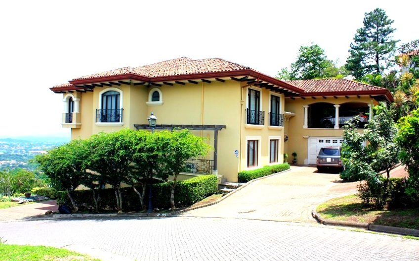 Villa Real Santa Ana! Condo de Un Nivel con full vistas