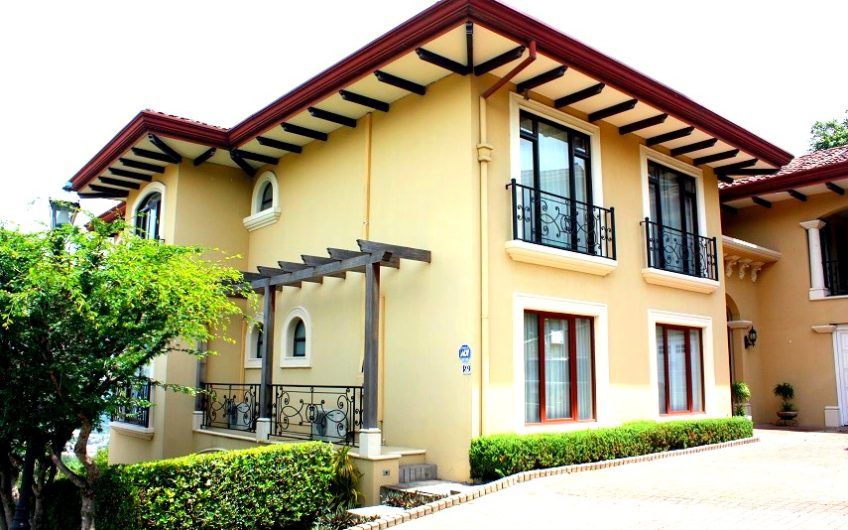 Villa Real Santa Ana! Condo de Un Nivel con full vistas