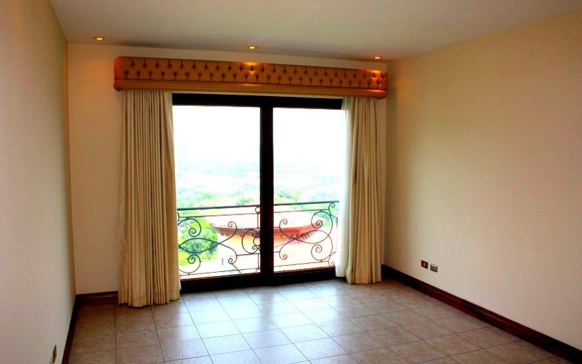 Villa Real Santa Ana! Condo de Un Nivel con full vistas