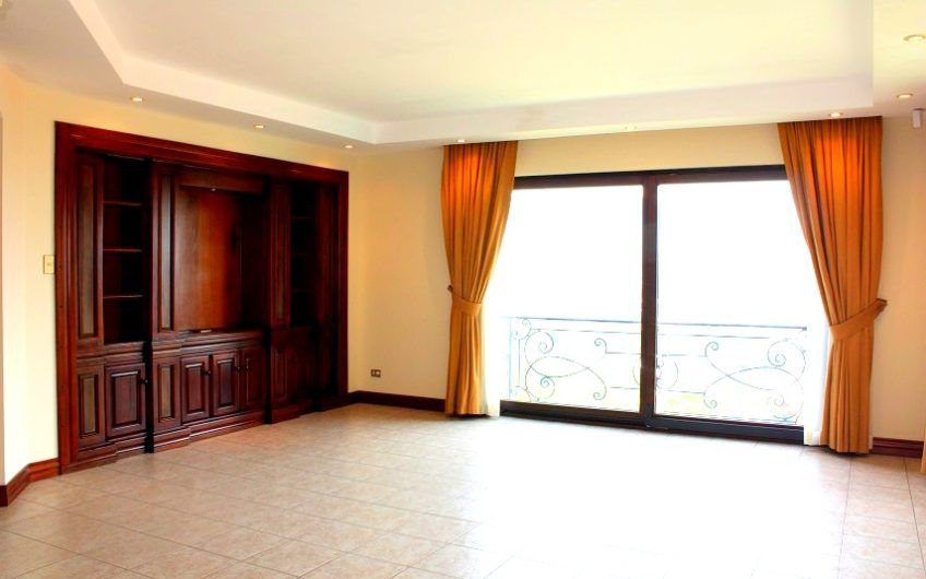 Villa Real Santa Ana! Condo de Un Nivel con full vistas