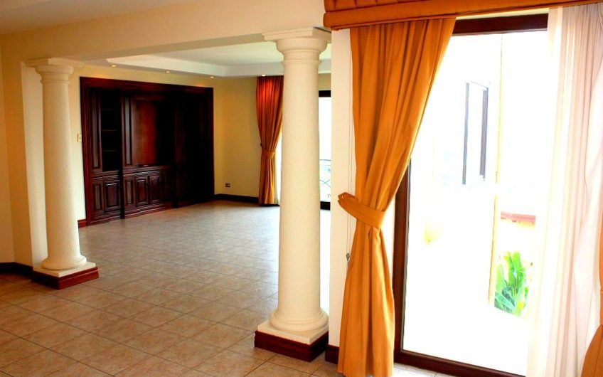 Villa Real Santa Ana! Condo de Un Nivel con full vistas