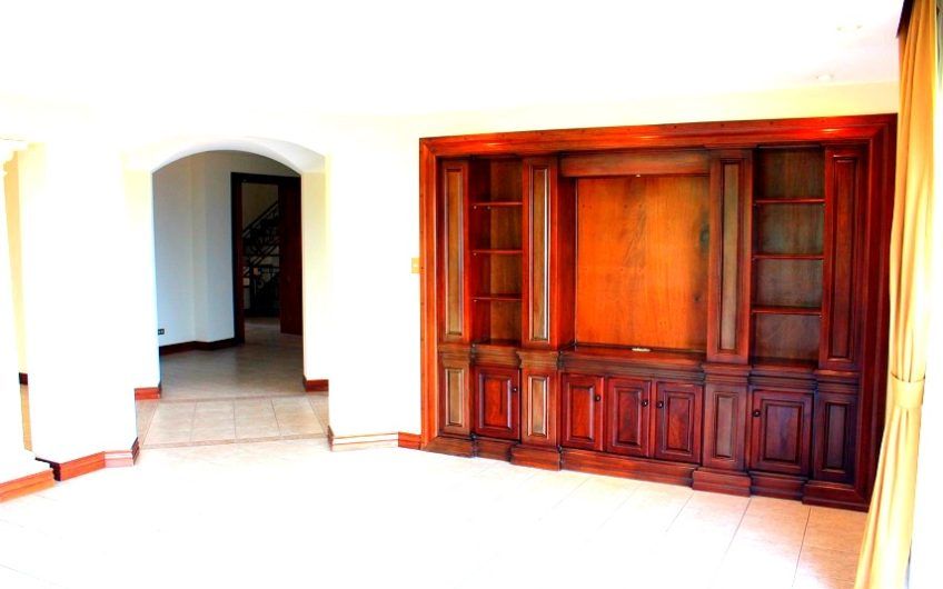 Villa Real Santa Ana! Condo de Un Nivel con full vistas