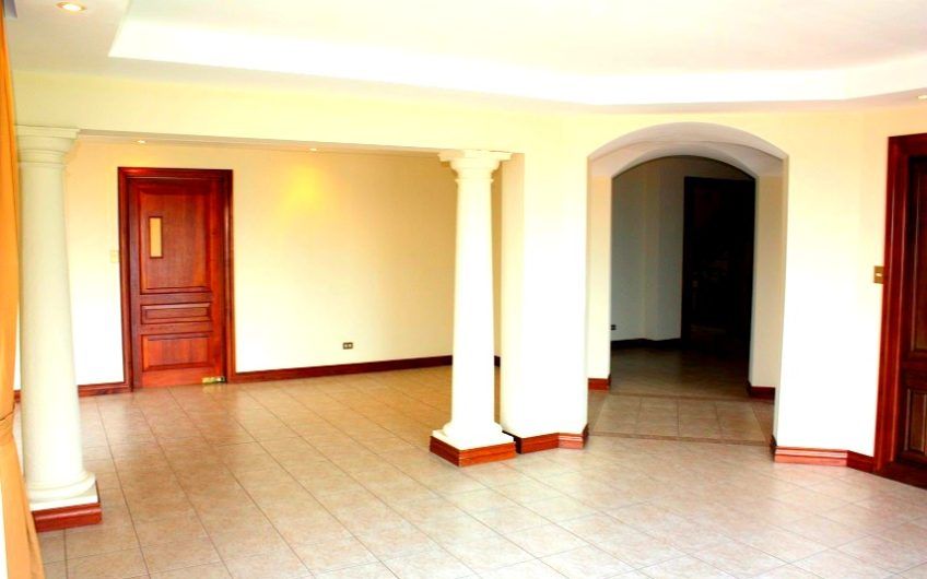 Villa Real Santa Ana! Condo de Un Nivel con full vistas