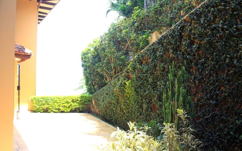 Villa Real Santa Ana! Condo de Un Nivel con full vistas