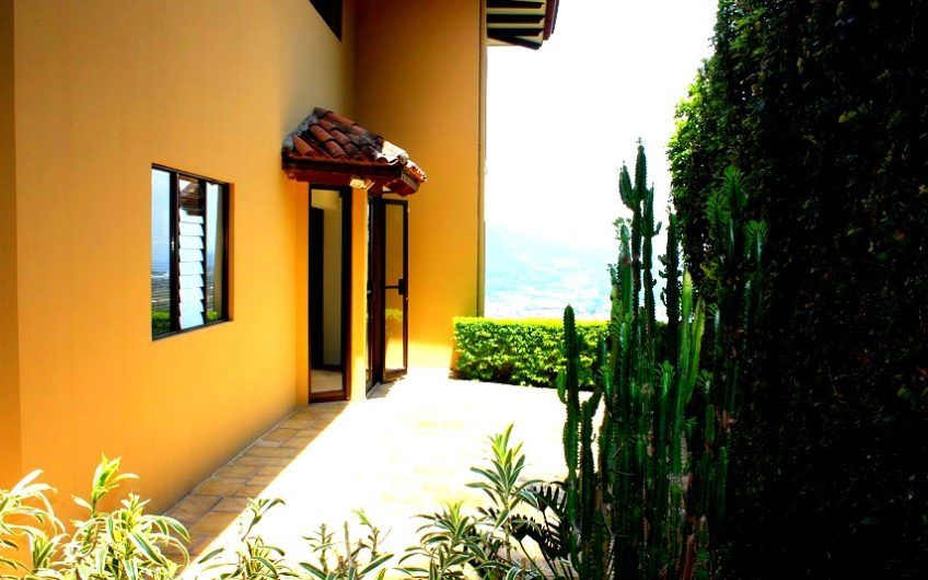 Villa Real Santa Ana! Condo de Un Nivel con full vistas