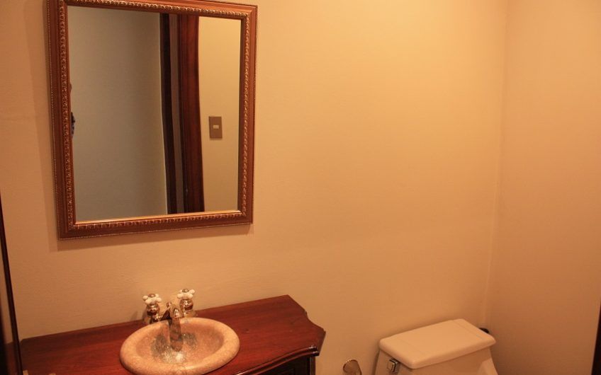 Villa Real Santa Ana! Condo de Un Nivel con full vistas