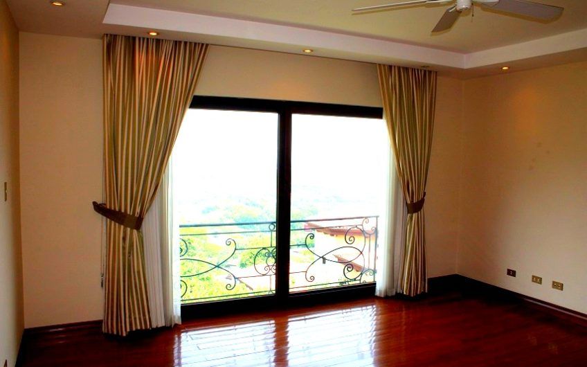 Villa Real Santa Ana! Condo de Un Nivel con full vistas