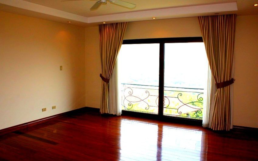 Villa Real Santa Ana! Condo de Un Nivel con full vistas