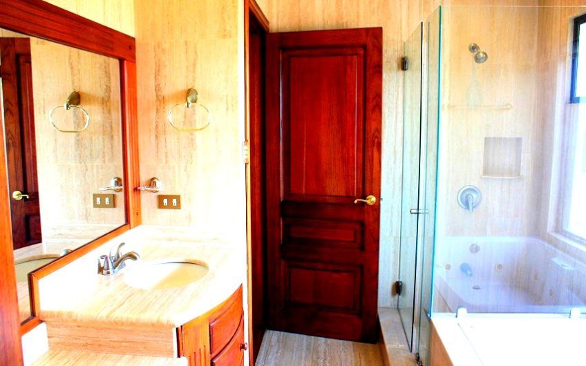 Villa Real Santa Ana! Condo de Un Nivel con full vistas