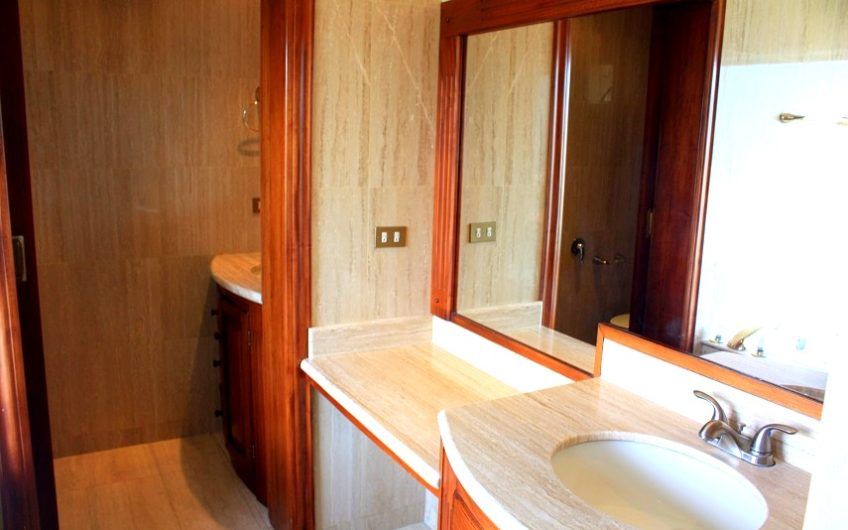 Villa Real Santa Ana! Condo de Un Nivel con full vistas