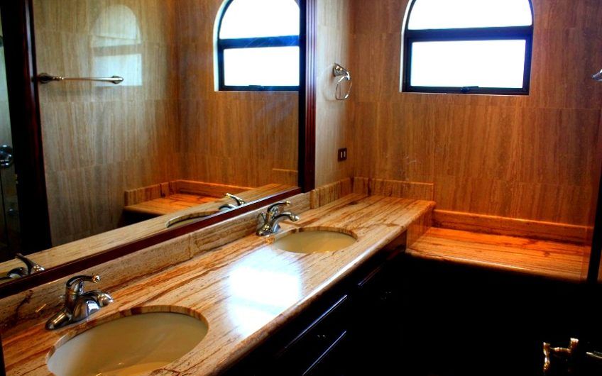 Villa Real Santa Ana! Condo de Un Nivel con full vistas