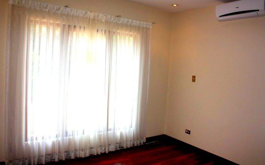 Villa Real Santa Ana! Condo de Un Nivel con full vistas