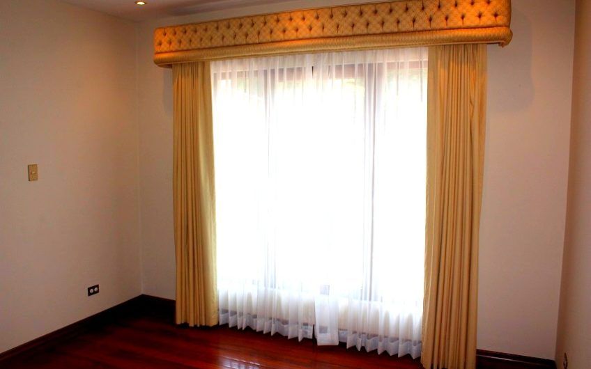 Villa Real Santa Ana! Condo de Un Nivel con full vistas