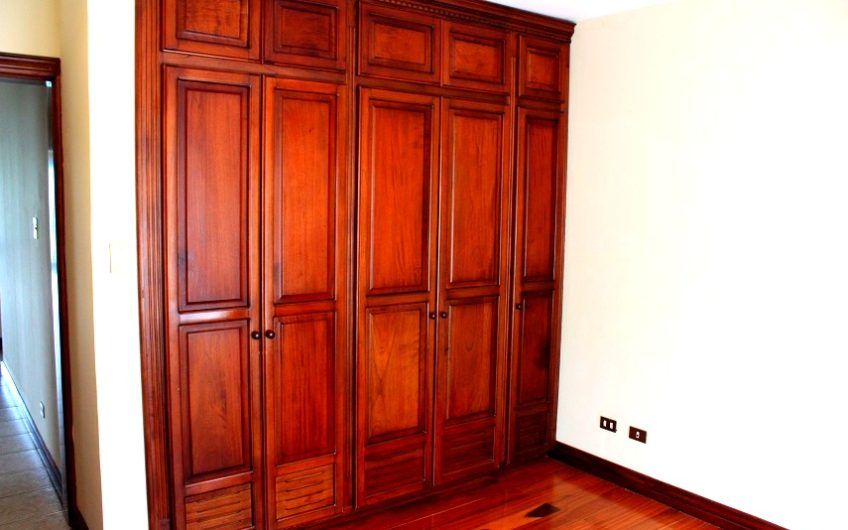 Villa Real Santa Ana! Condo de Un Nivel con full vistas