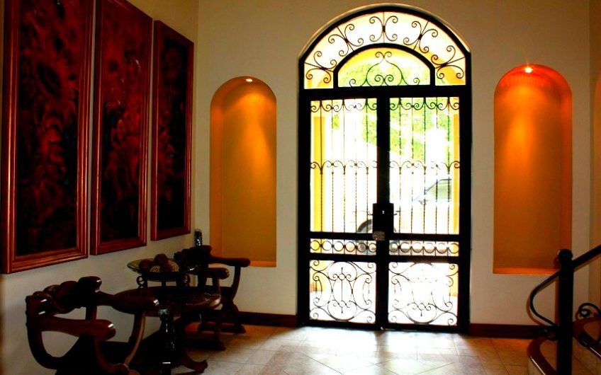 Villa Real Santa Ana! Condo de Un Nivel con full vistas