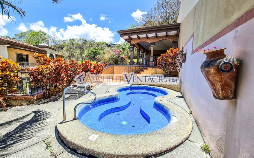 Condo amueblado de 4 habit. + de servicio en Jaboncillos Escazú