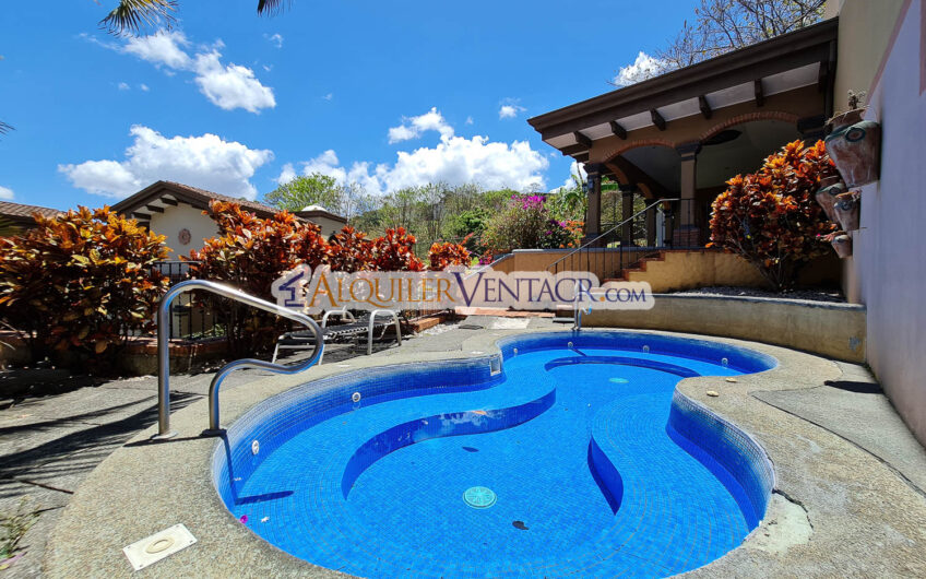 Condo amueblado de 4 habit. + de servicio en Jaboncillos Escazú