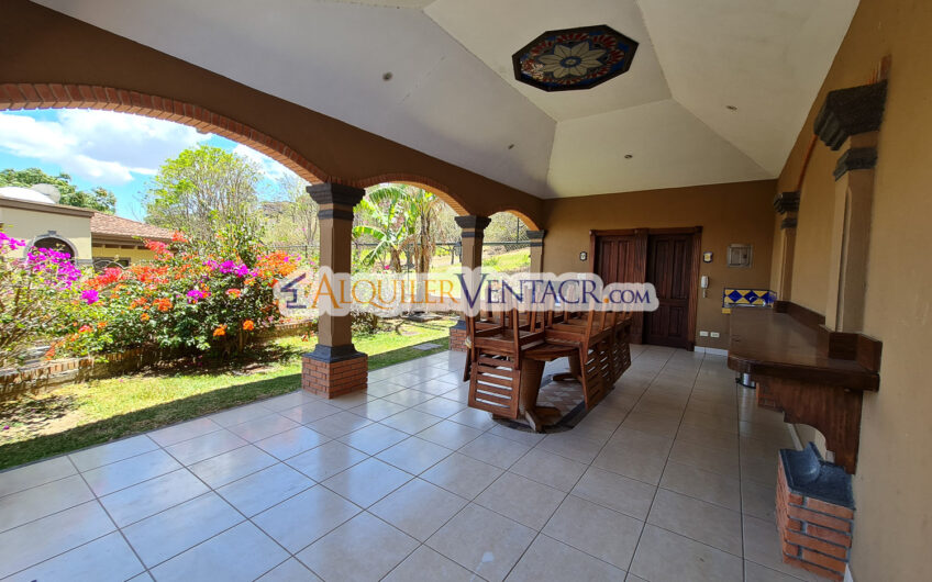 Condo amueblado de 4 habit. + de servicio en Jaboncillos Escazú