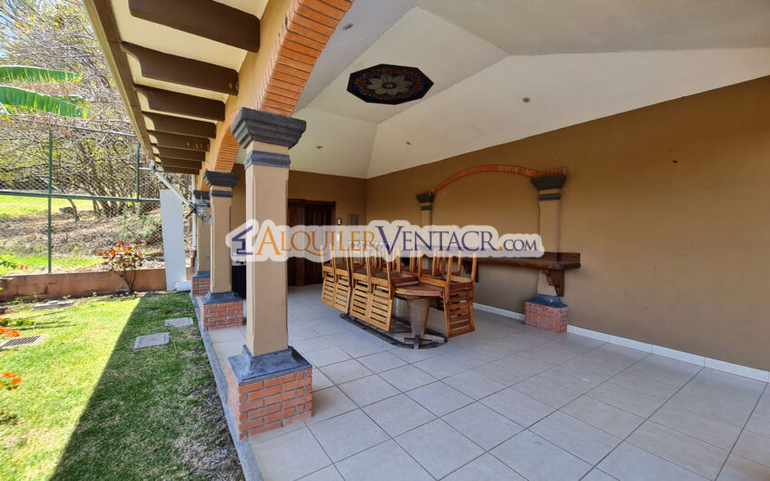 Condo amueblado de 4 habit. + de servicio en Jaboncillos Escazú