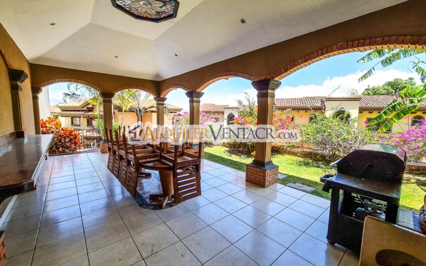 Condo amueblado de 4 habit. + de servicio en Jaboncillos Escazú