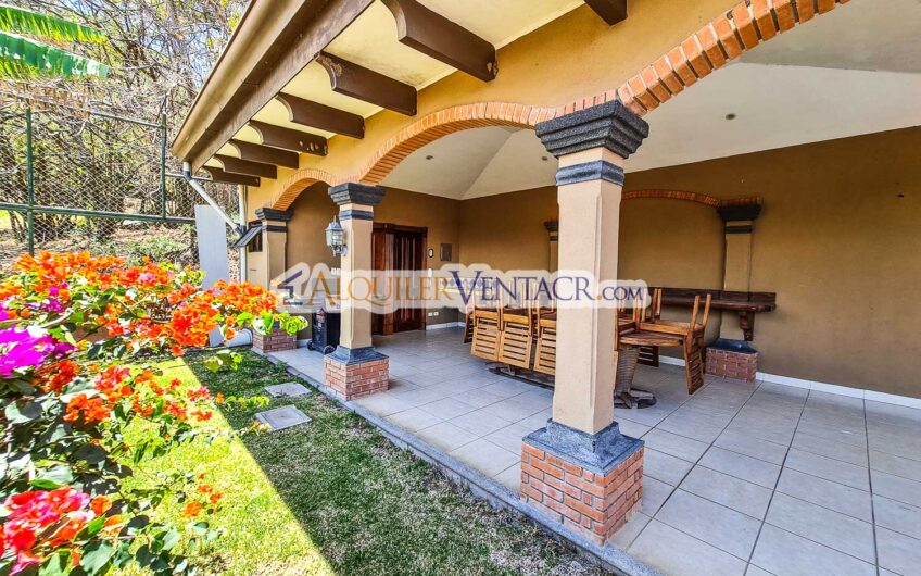 Condo amueblado de 4 habit. + de servicio en Jaboncillos Escazú