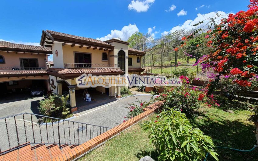 Condo amueblado de 4 habit. + de servicio en Jaboncillos Escazú