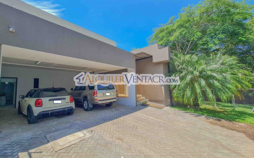 Casa contemporánea independiente con 937 m2 lote en Santa Ana Piedades