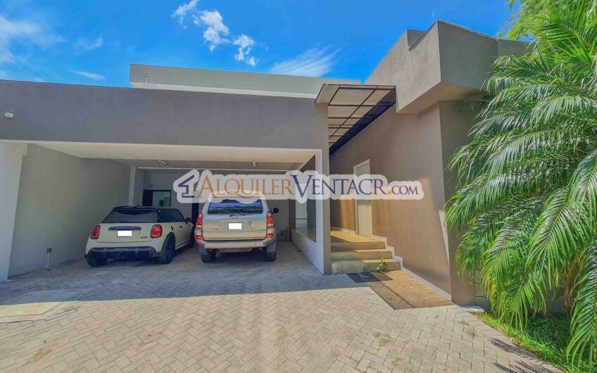 Casa contemporánea independiente con 937 m2 lote en Santa Ana Piedades