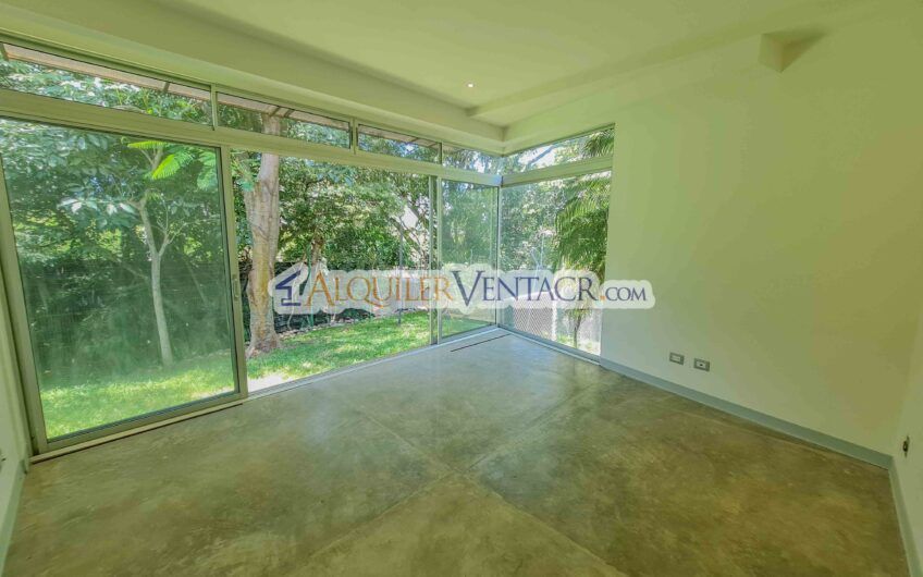 Casa contemporánea independiente con 937 m2 lote en Santa Ana Piedades