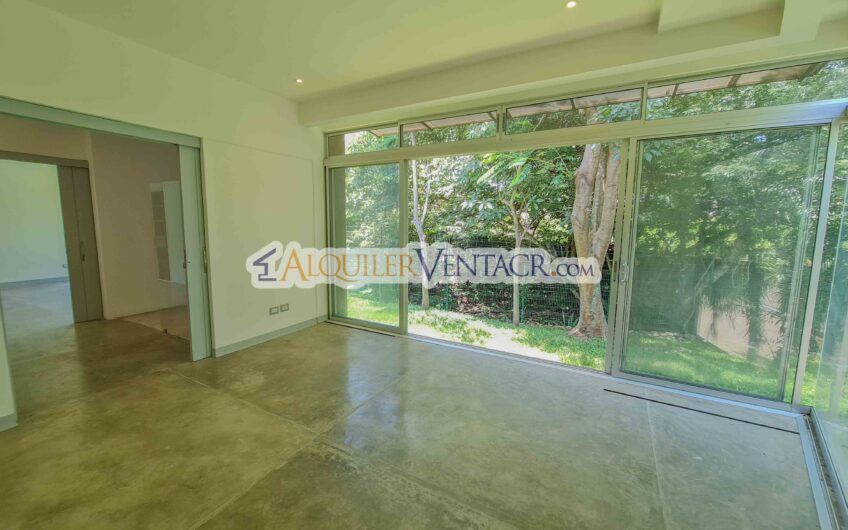 Casa contemporánea independiente con 937 m2 lote en Santa Ana Piedades