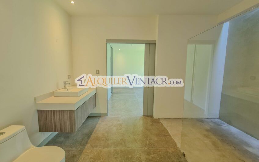 Casa contemporánea independiente con 937 m2 lote en Santa Ana Piedades