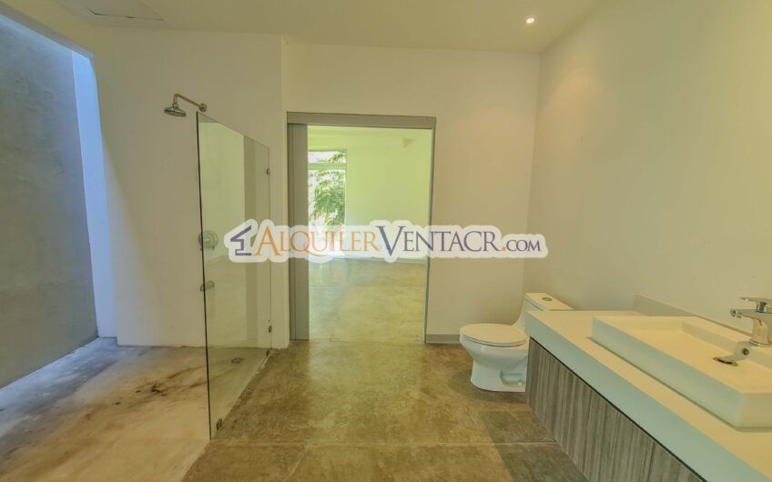 Casa contemporánea independiente con 937 m2 lote en Santa Ana Piedades