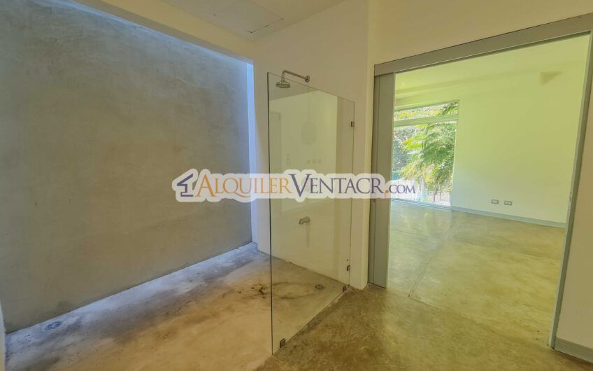 Casa contemporánea independiente con 937 m2 lote en Santa Ana Piedades