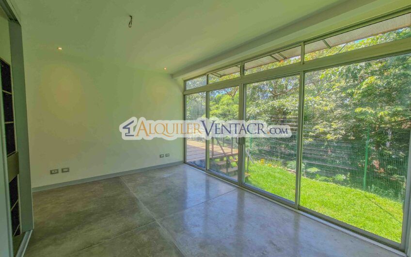 Casa contemporánea independiente con 937 m2 lote en Santa Ana Piedades