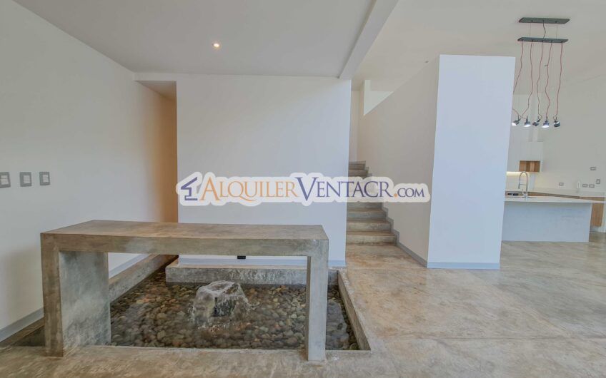 Casa contemporánea independiente con 937 m2 lote en Santa Ana Piedades