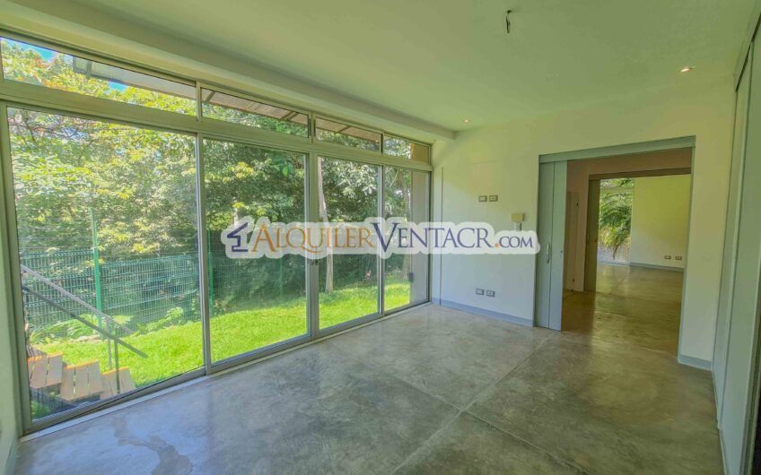 Casa contemporánea independiente con 937 m2 lote en Santa Ana Piedades