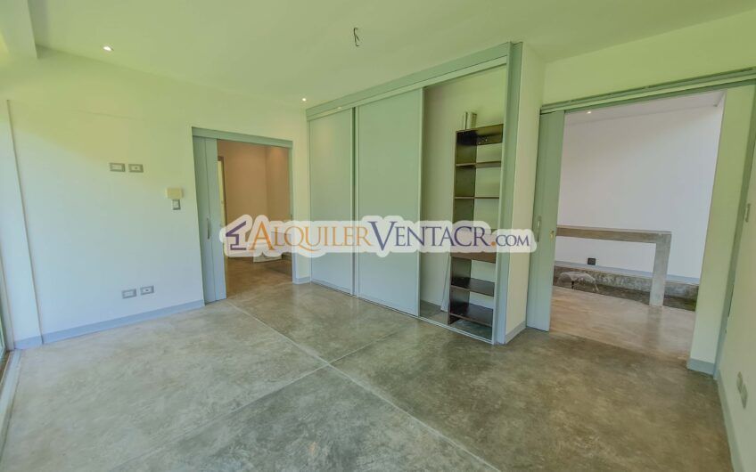 Casa contemporánea independiente con 937 m2 lote en Santa Ana Piedades