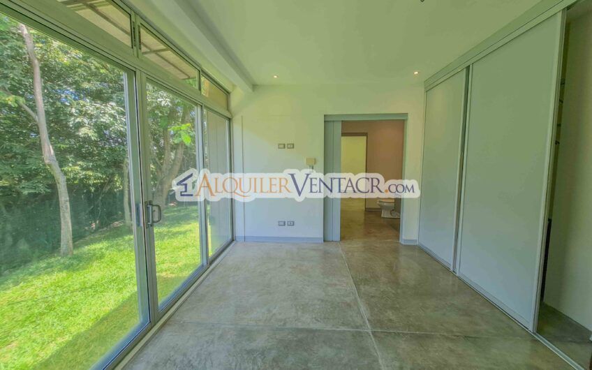 Casa contemporánea independiente con 937 m2 lote en Santa Ana Piedades