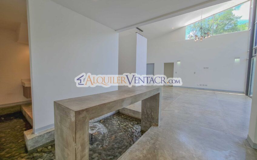 Casa contemporánea independiente con 937 m2 lote en Santa Ana Piedades