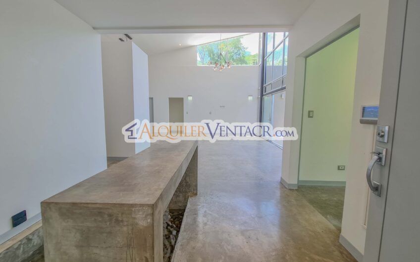 Casa contemporánea independiente con 937 m2 lote en Santa Ana Piedades