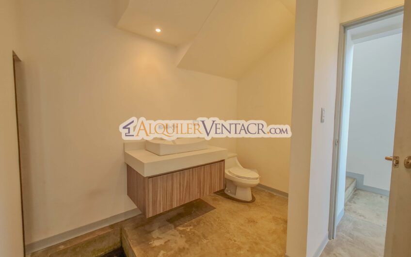 Casa contemporánea independiente con 937 m2 lote en Santa Ana Piedades