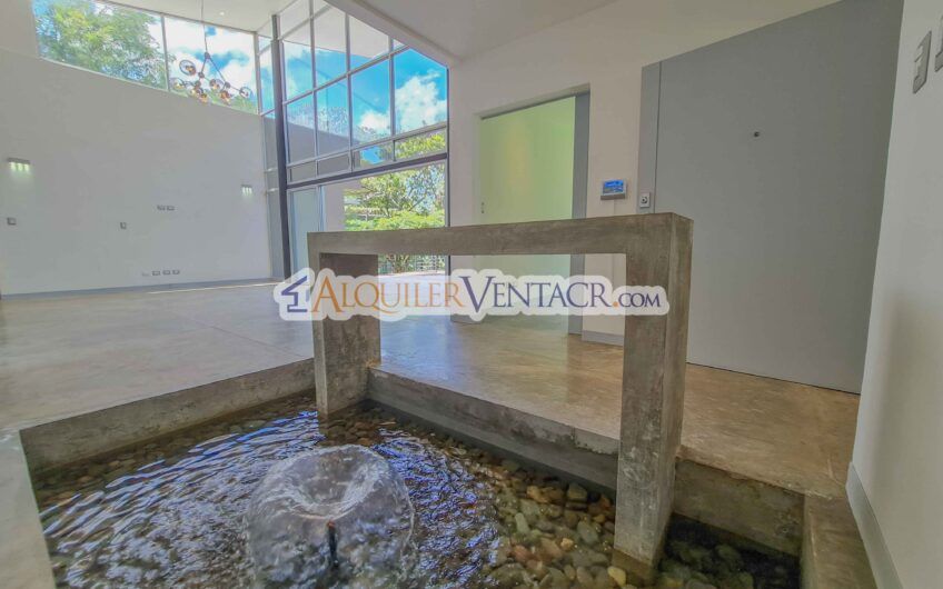 Casa contemporánea independiente con 937 m2 lote en Santa Ana Piedades