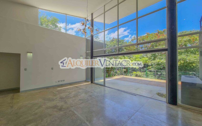 Casa contemporánea independiente con 937 m2 lote en Santa Ana Piedades