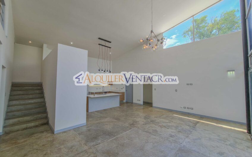 Casa contemporánea independiente con 937 m2 lote en Santa Ana Piedades