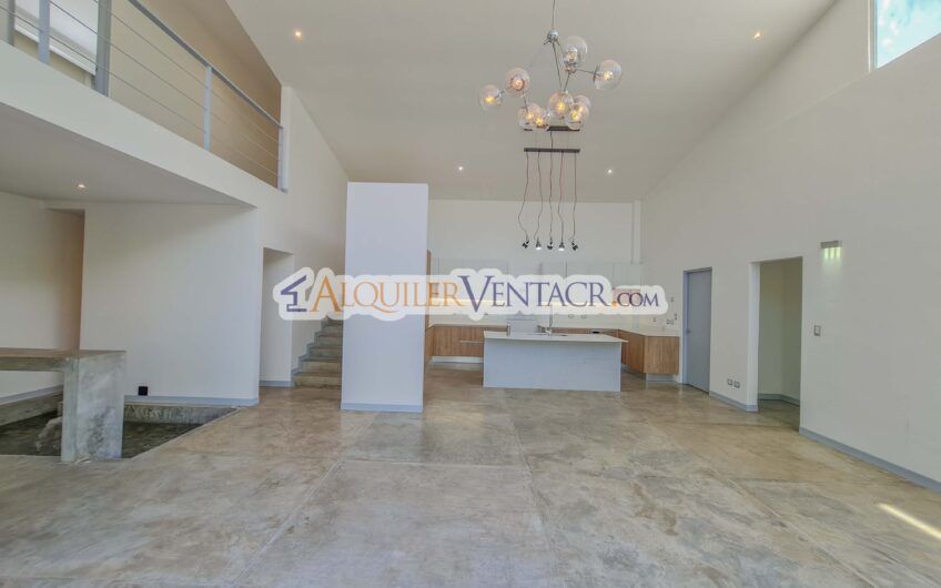 Casa contemporánea independiente con 937 m2 lote en Santa Ana Piedades