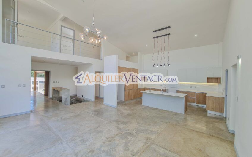 Casa contemporánea independiente con 937 m2 lote en Santa Ana Piedades