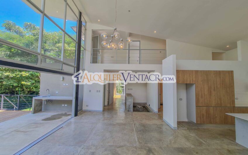 Casa contemporánea independiente con 937 m2 lote en Santa Ana Piedades