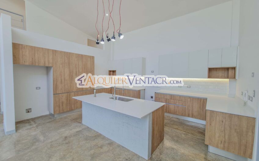 Casa contemporánea independiente con 937 m2 lote en Santa Ana Piedades