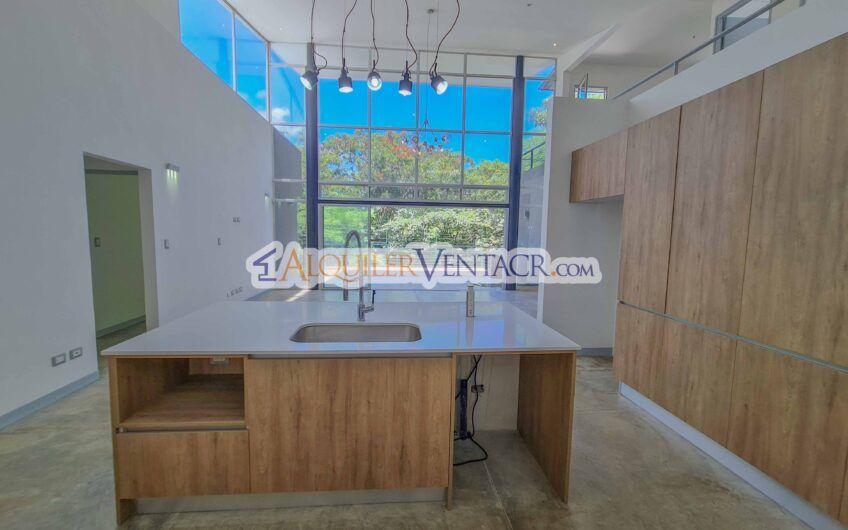 Casa contemporánea independiente con 937 m2 lote en Santa Ana Piedades